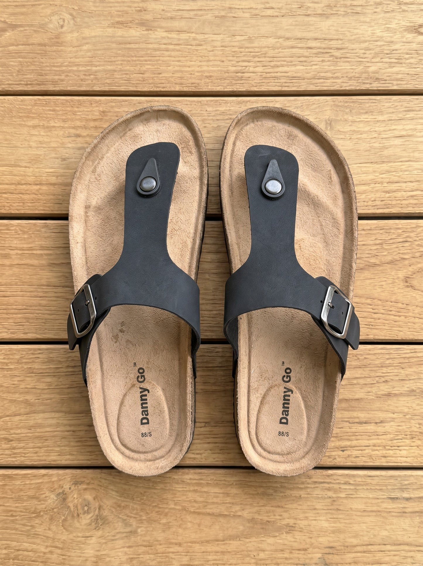 Danny Go Toe Post Buckle Slippers (Black)