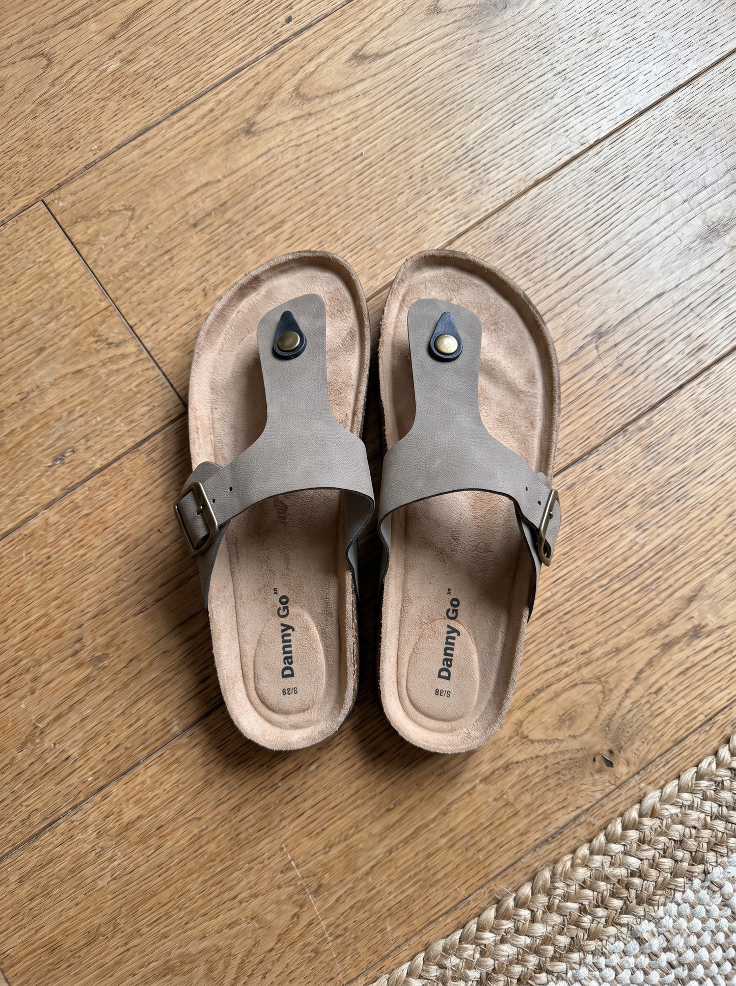 Danny Go Toe Post Buckle Slippers (Warm Taupe)
