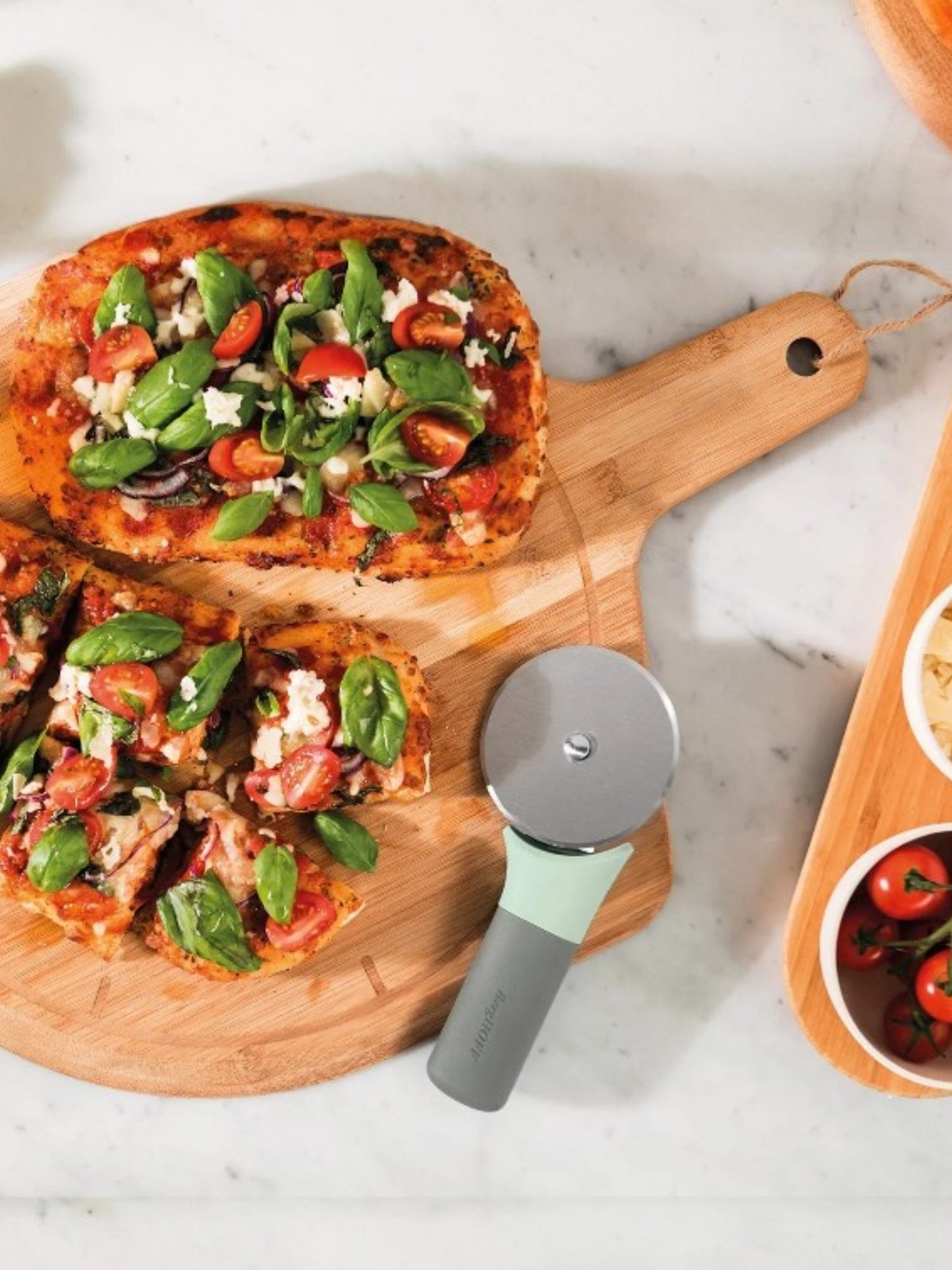 LEO Pizza cutter