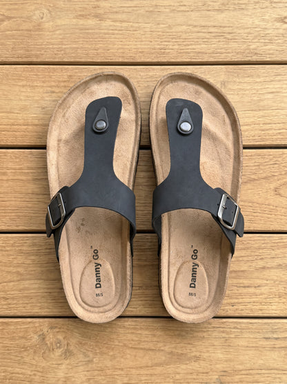 Danny Go Toe Post Buckle Slippers (Black)